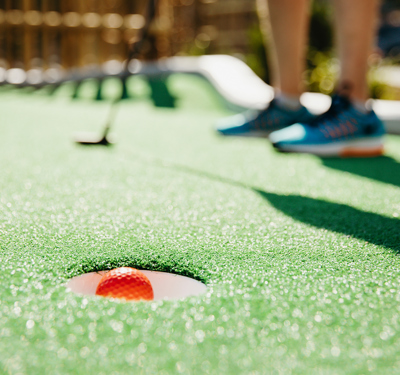 Family Minigolf Putt